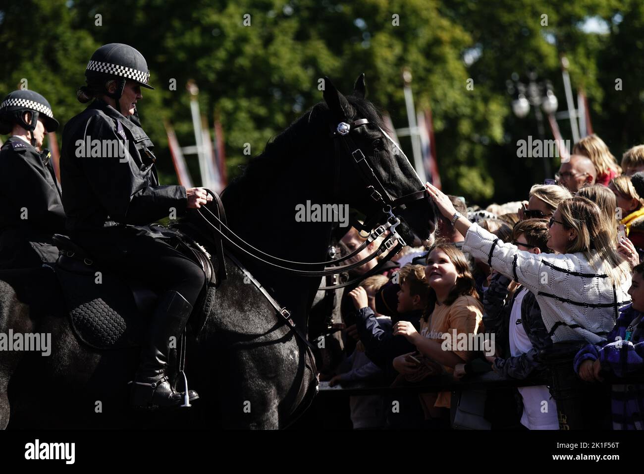 Gourmets con un caballo de policía en las afueras del Palacio de Buckingham en Londres. Fecha de la foto: Domingo 18 de septiembre de 2022. Foto de stock