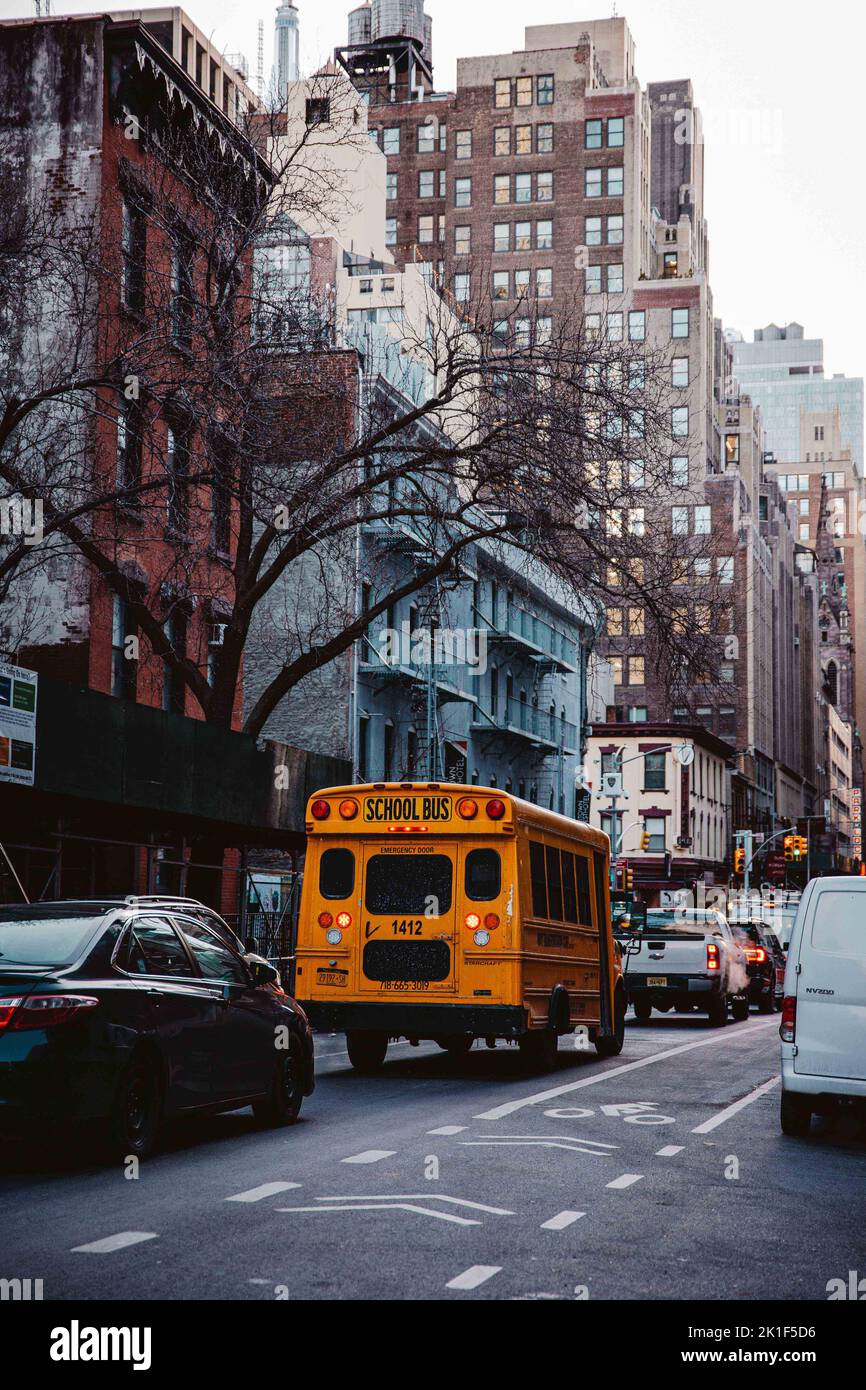 Transporte Educacional Das Crianças Do ônibus Escolar Que Senta-se No  Estacionamento Na Noite Na Rua De New York City Imagem de Stock - Imagem de  sinal, ninguém: 71387835