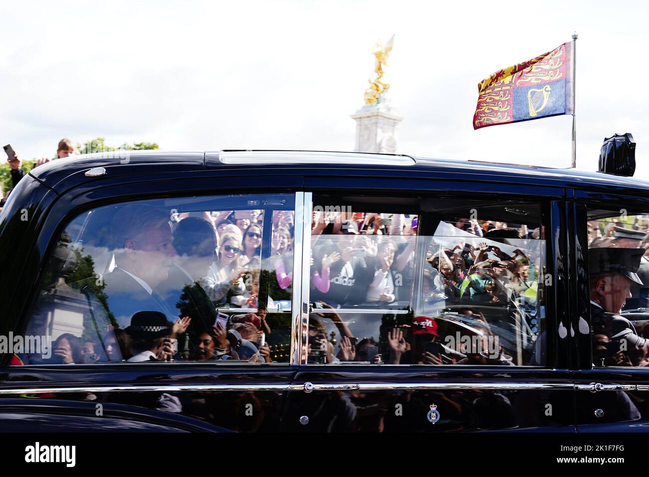 El rey Carlos III pasa por doquistas mientras llega al Palacio de Buckingham en Londres. Fecha de la foto: Domingo 18 de septiembre de 2022. Foto de stock