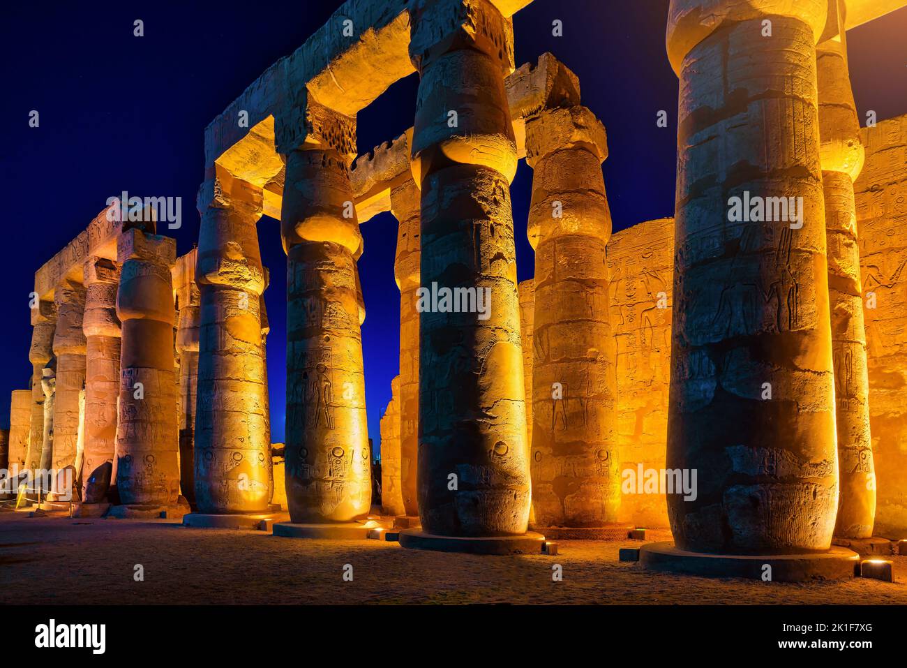 Grandes columnas en el templo de Karnak al amanecer Foto de stock