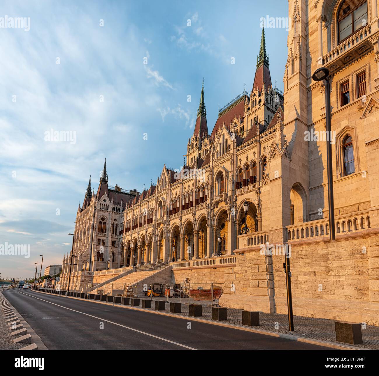 Fachada del Parlamento húngaro en Budapest iluminado al atardecer Foto de stock