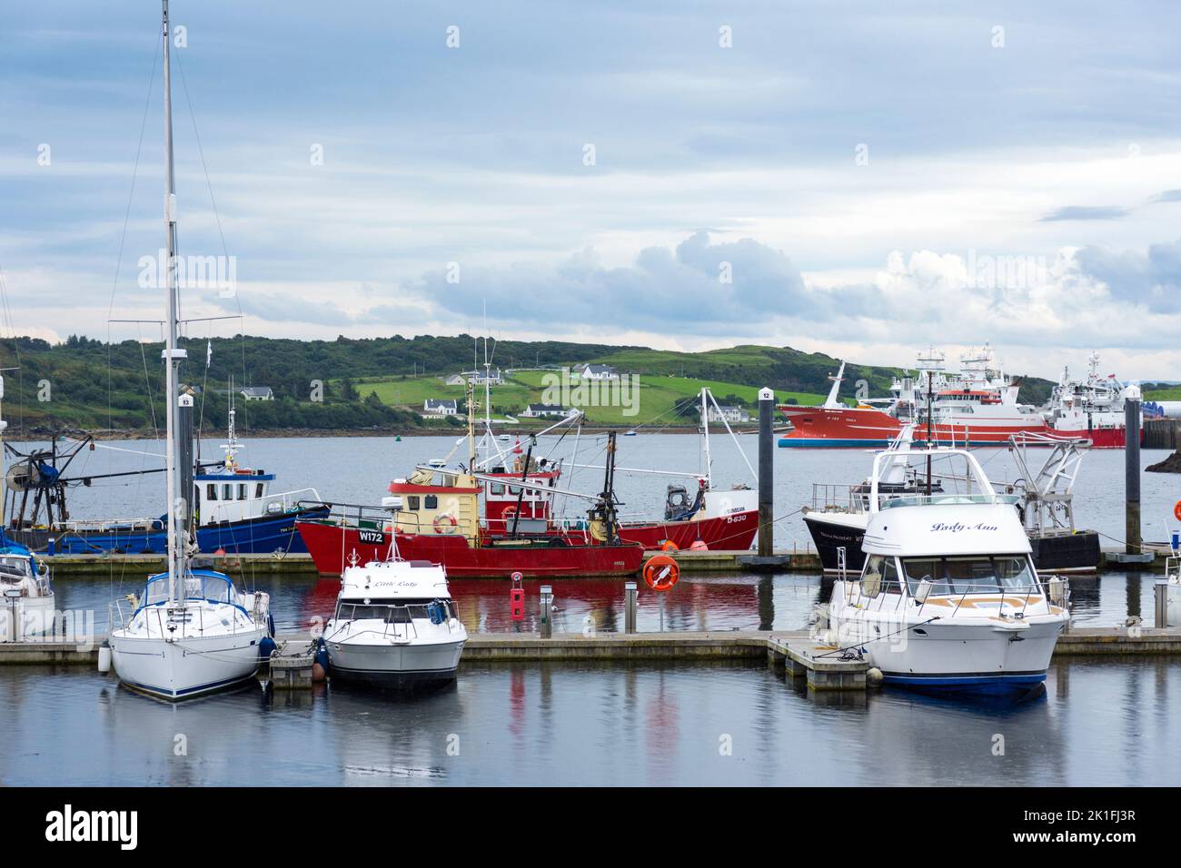 Puerto pesquero de Killybegs en el condado de Donegal, Irlanda Foto de stock