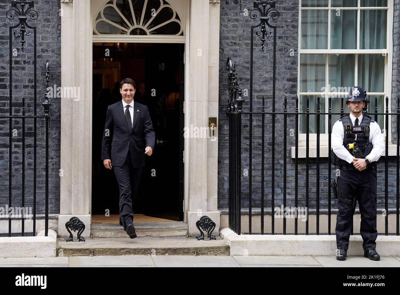 El Primer Ministro de Canadá, Justin Trudeau, abandona Downing Street 10 en Londres, tras una reunión bilateral con el Primer Ministro Liz Truss. Fecha de la foto: Domingo 18 de septiembre de 2022. Foto de stock