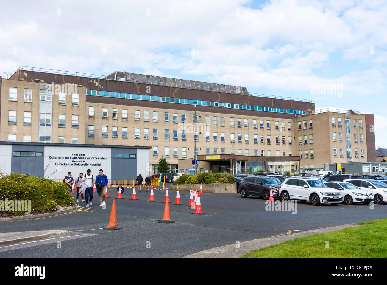 Fachada exterior del Hospital Universitario Letterkenny (LUH), un hospital general y de maternidad para pacientes agudos, condado de Donegal, Irlanda Foto de stock