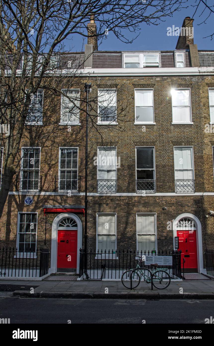 Londres, Reino Unido - 21 de marzo de 2022: Antigua casa del novelista Charles Dickens, ahora convertida en un museo para celebrar al escritor en Bloomsbury, Central Lo Foto de stock