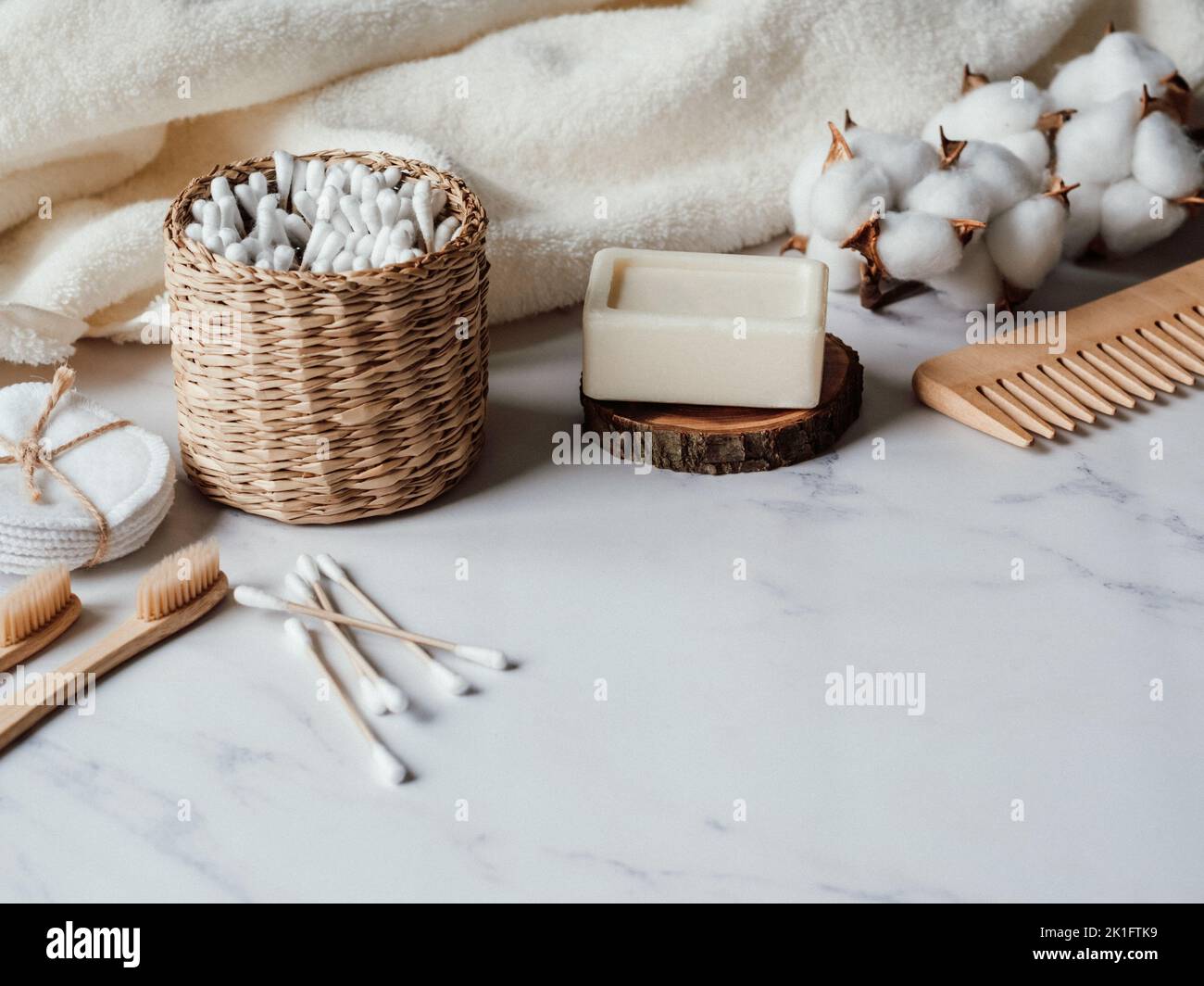 Cesta con rollos de papel higiénico, botella de jabón y plantas de limpieza  en la mesa del baño Fotografía de stock - Alamy