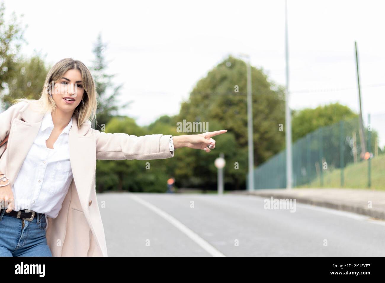 mujer de negocios deteniendo un taxi con grandes gestos Foto de stock