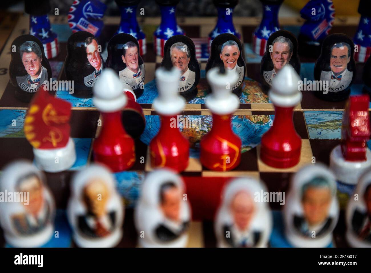 Moscú, Rusia. 17th de septiembre de 2022. Ajedrez con líderes rusos y americanos sobre piezas en un mostrador de una tienda de recuerdos en Moscú, Rusia Foto de stock