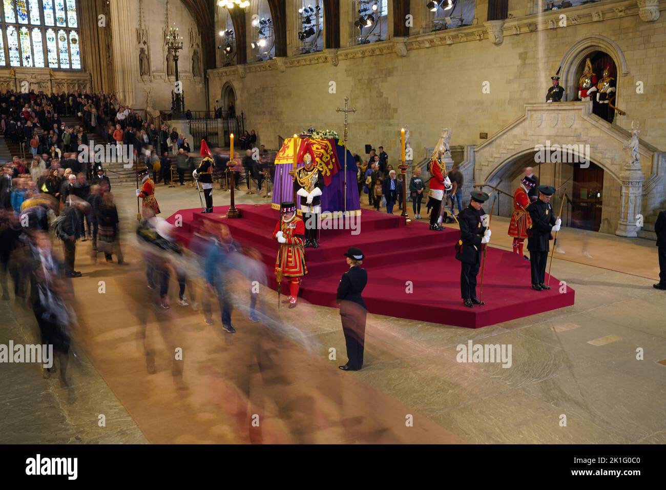 Los miembros del público ven el ataúd de la Reina Isabel II, que se encuentra en el estado en la catafalque de Westminster Hall, en el Palacio de Westminster, Londres, antes de su funeral el lunes. Fecha de la foto: Domingo 18 de septiembre de 2022. Foto de stock