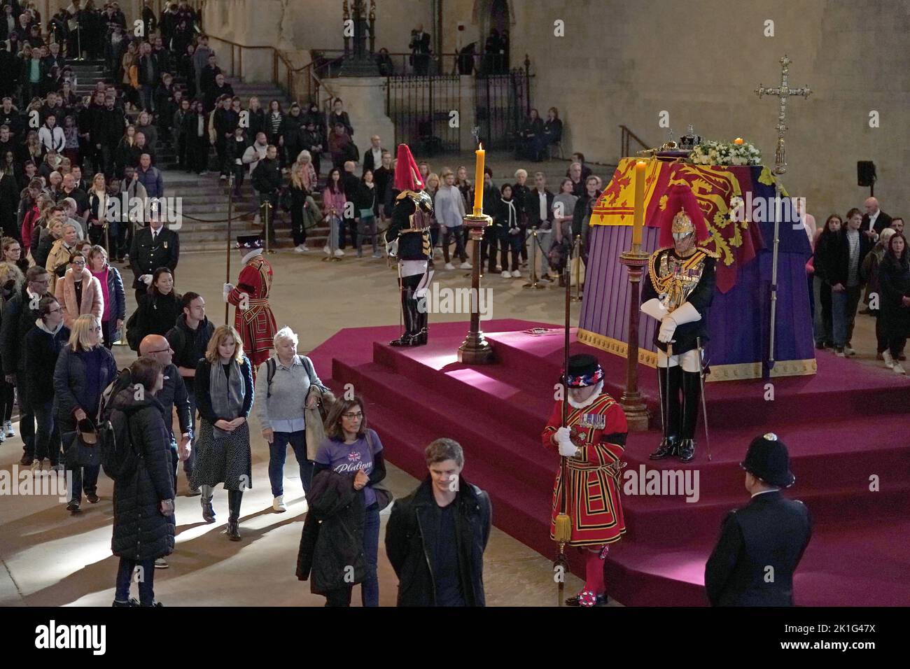 Los miembros del público ven el ataúd de la Reina Isabel II, que se encuentra en el estado en la catafalque de Westminster Hall, en el Palacio de Westminster, Londres, antes de su funeral el lunes. Fecha de la foto: Domingo 18 de septiembre de 2022. Foto de stock