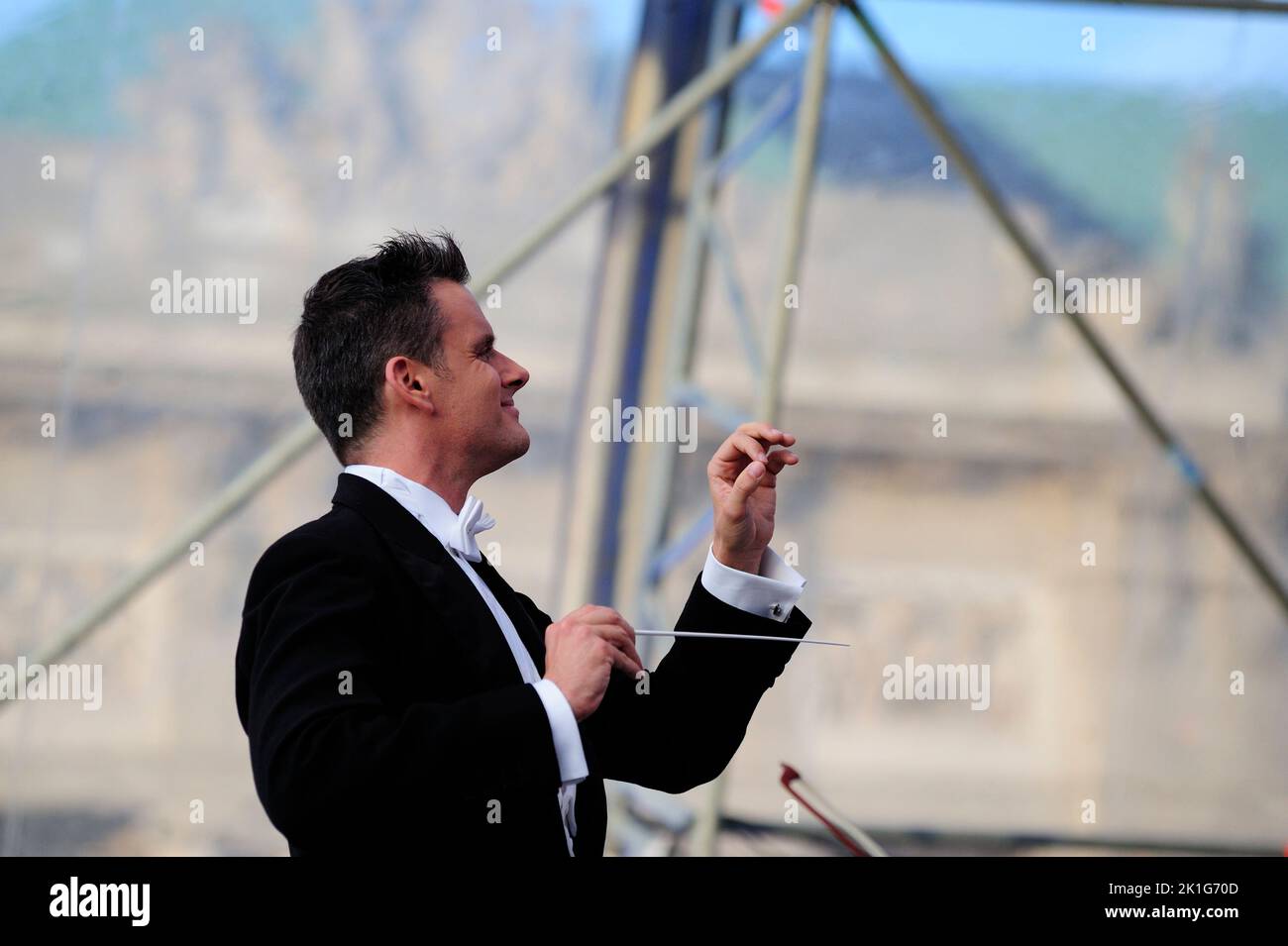 Viena, Austria. 08 de mayo de 2015. Philippe Jordan dirige la Orquesta Sinfónica de Viena Foto de stock