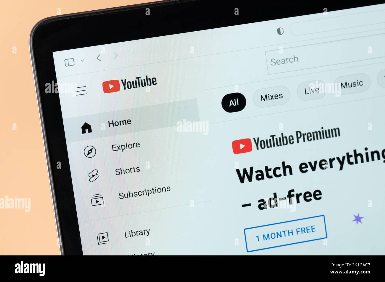 Nueva york, EE.UU. - 2 de agosto de 2022: Google youtube ad feee servicio premium en la pantalla de portátil cerrar vista Foto de stock