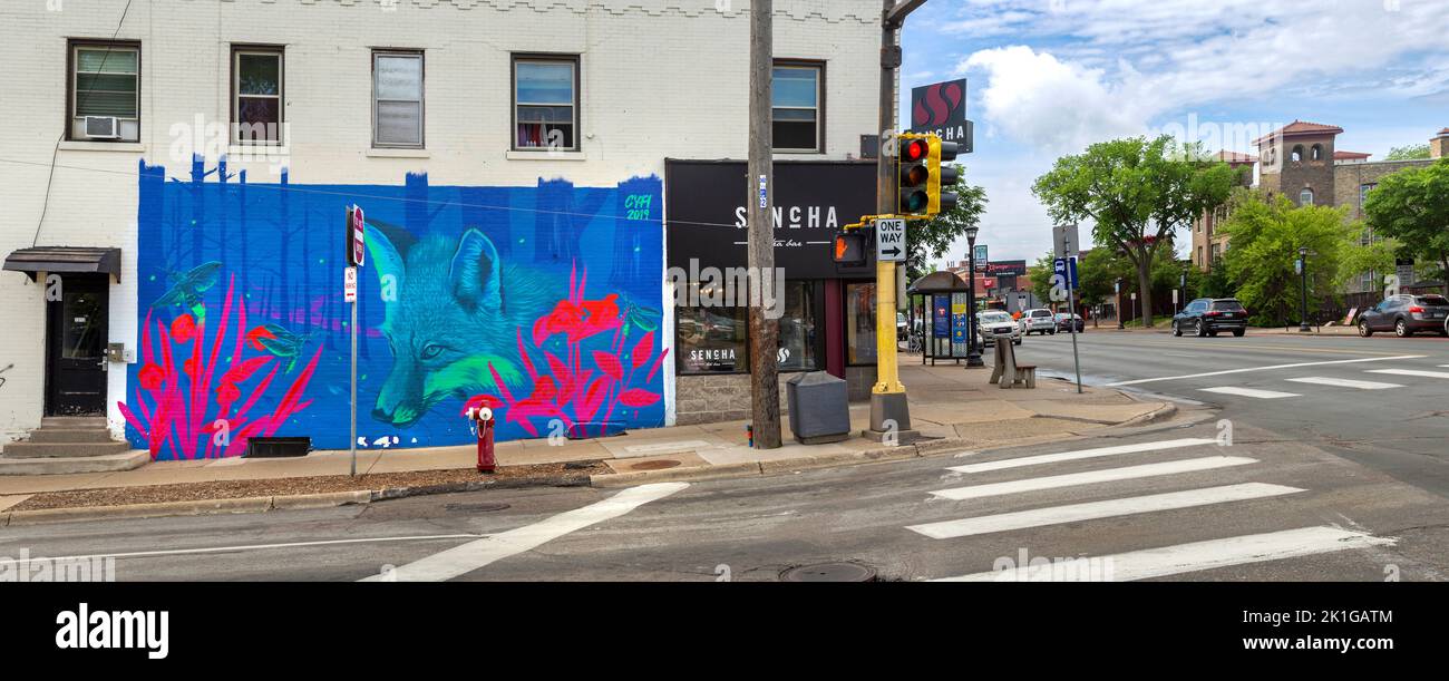 2019 CYFI ROCK MARTINEZ mural de un zorro verde azulado con luciérnagas, plantas rojas en un bosque de Hennepin Avenue en Minneapolis, Minnesota Foto de stock