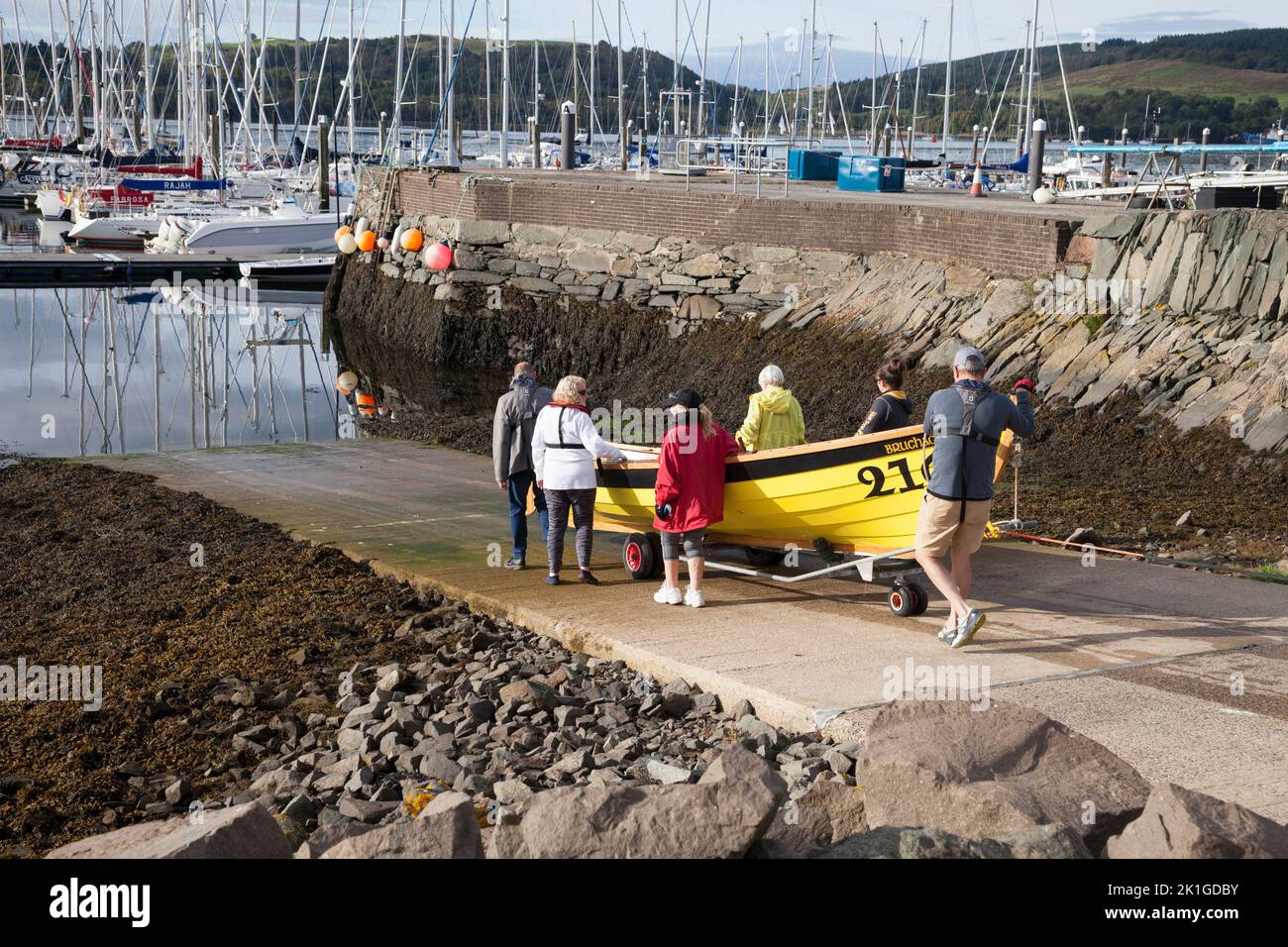 Isla de Bute Rowing Club con su San Ayles (diseño escocés) skiff