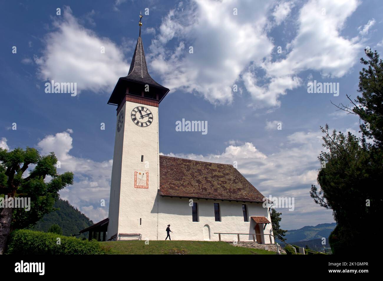 Iglesia románica de San Martín, uno de los 12 Thunerseekirchen, Wimmis, Cantón de Berna, Suiza Foto de stock