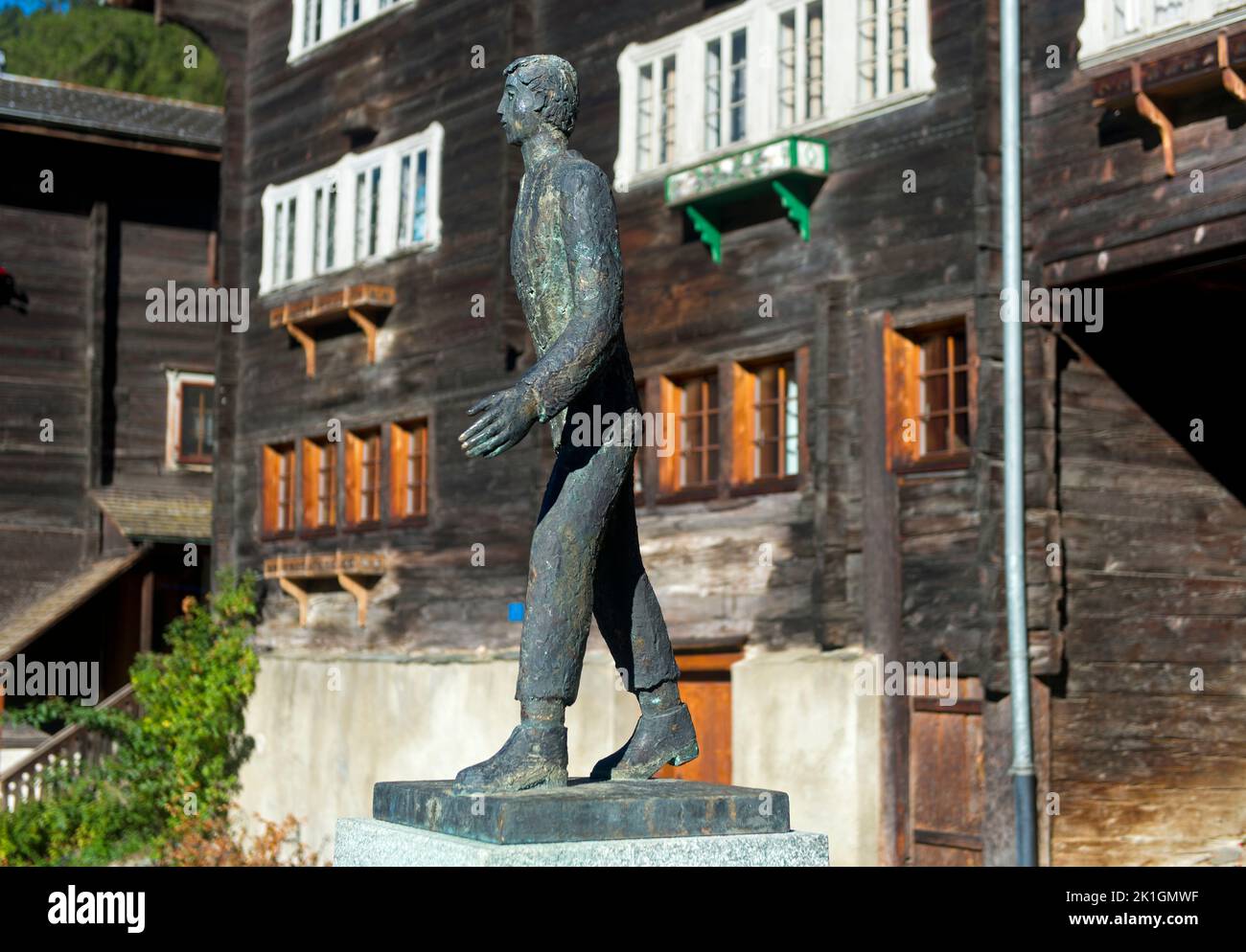 En el mundo, monumento a César Ritz, pionero de la industria hotelera de lujo, en su lugar de nacimiento Niederwald, Goms, Valais, Suiza Foto de stock