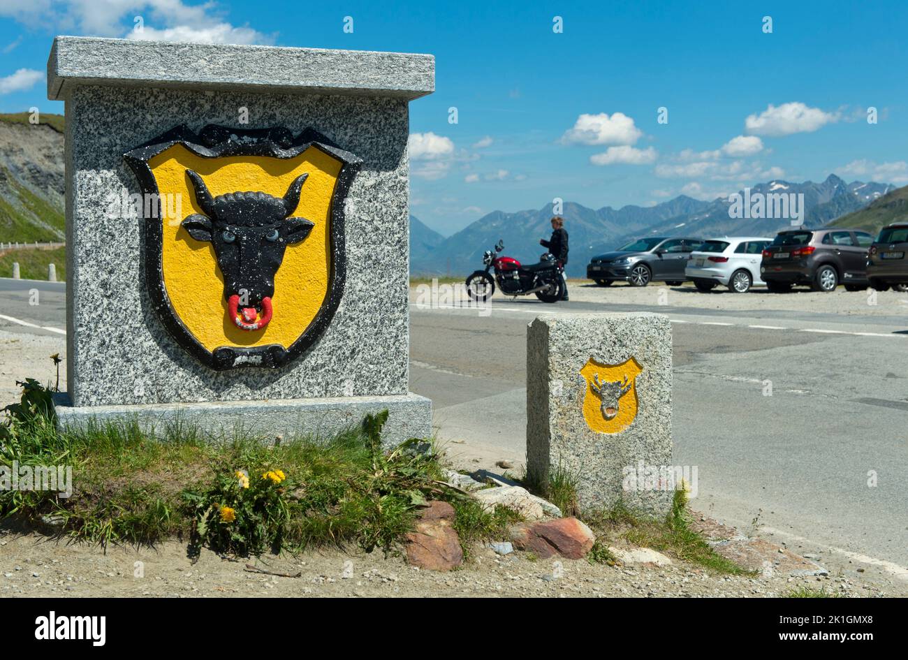 Piedra límite al cantón de Uri en el paso de Furka, Doms, Valais, Suiza Foto de stock