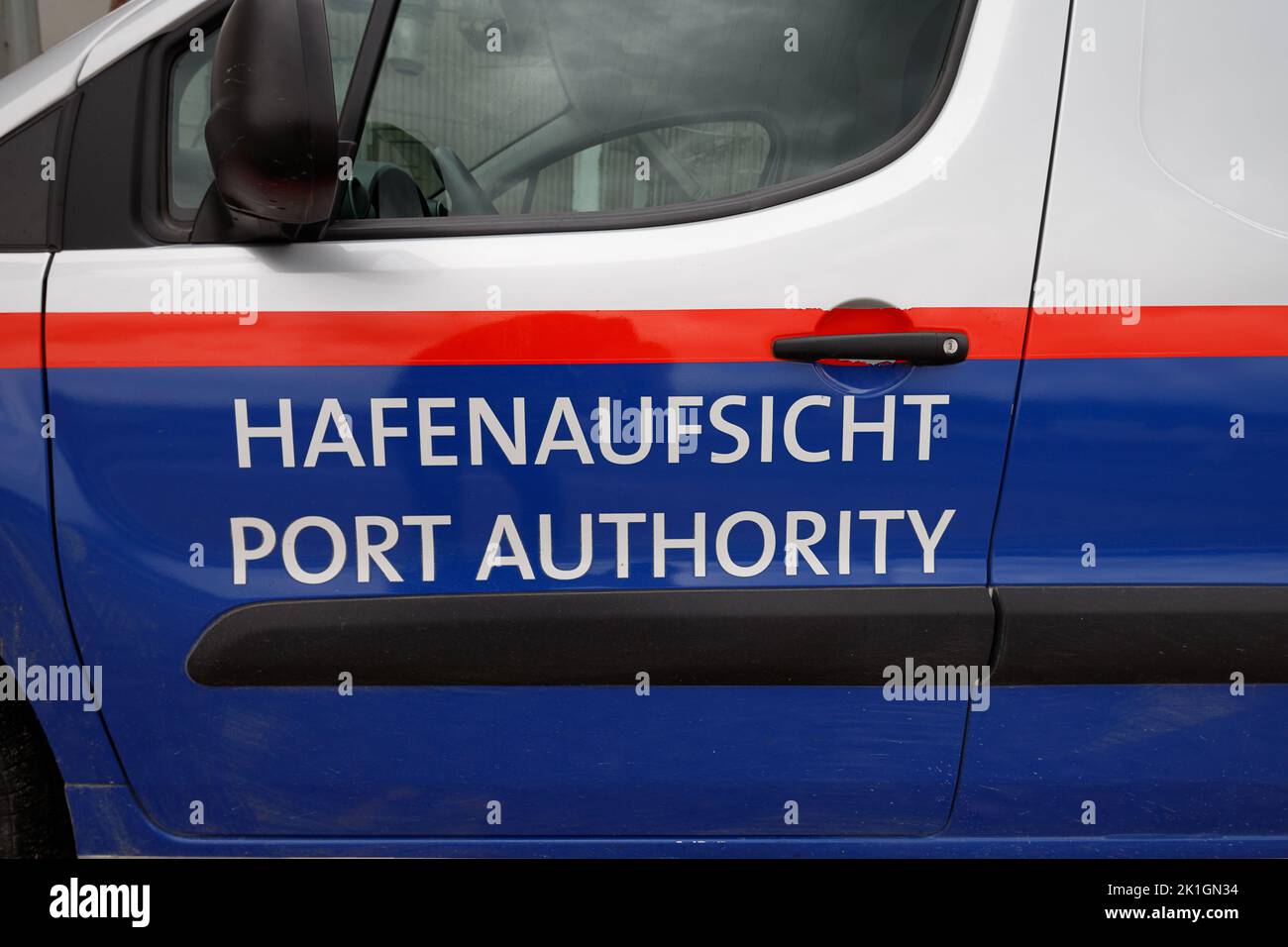 Coche de la autoridad portuaria del puerto de nuremberg, alemania. Traducción de la Autoridad Portuaria: Hafenaufsicht. Foto de stock