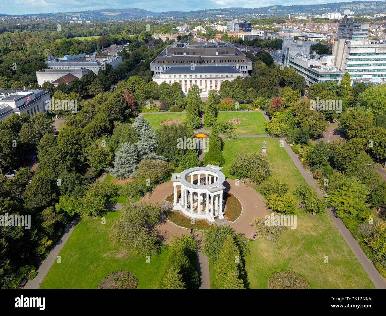 Cardiff, Gales - Septiembre de 2022: Vista aérea del Monumento Nacional de Guerra de Gales en Alexandra Gardens, en el centro cívico de Cardiff Foto de stock