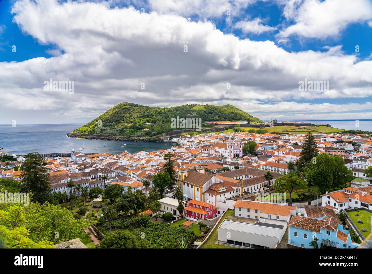 Vista de la ciudad con Monte Brasil y la catedral Santissimo Salvador da Se Iglesia del Outeiro da Memoria, en Angra do Heroismo, Isla Terceira, Azores, Portugal. Foto de stock