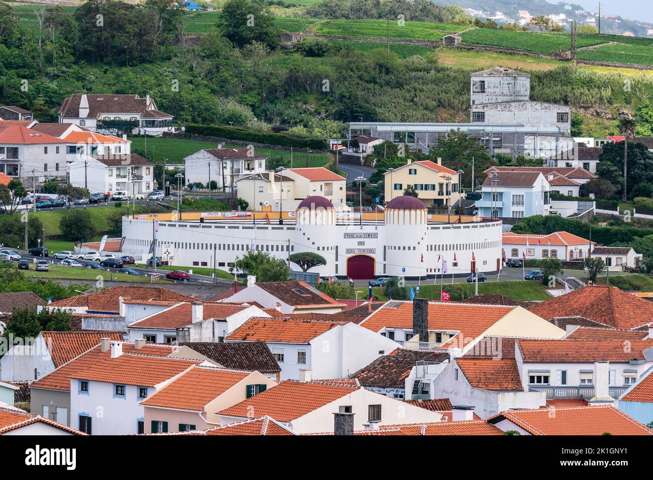 Vista de la ciudad de la Praça de Toiros o plaza de toros, en Angra do Heroismo, Isla Terceira, Azores, Portugal. Foto de stock
