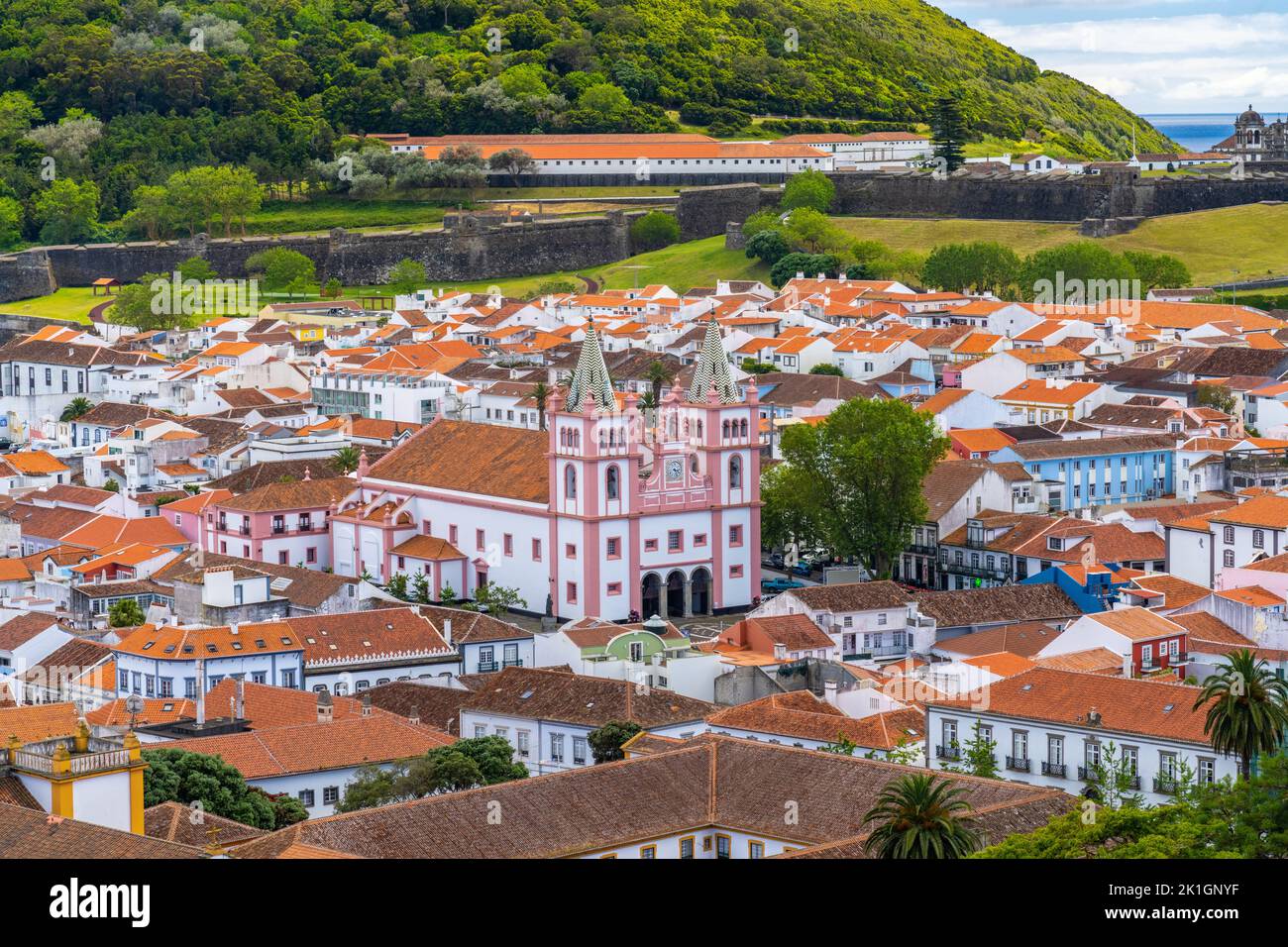 Vista de la ciudad con las murallas de la fortaleza del Castelo de Sao Joao Baptista y la catedral rosa Santissimo Salvador da Se Iglesia del Outeiro da Memoria, en Angra do Heroismo, Isla Terceira, Azores, Portugal. Foto de stock