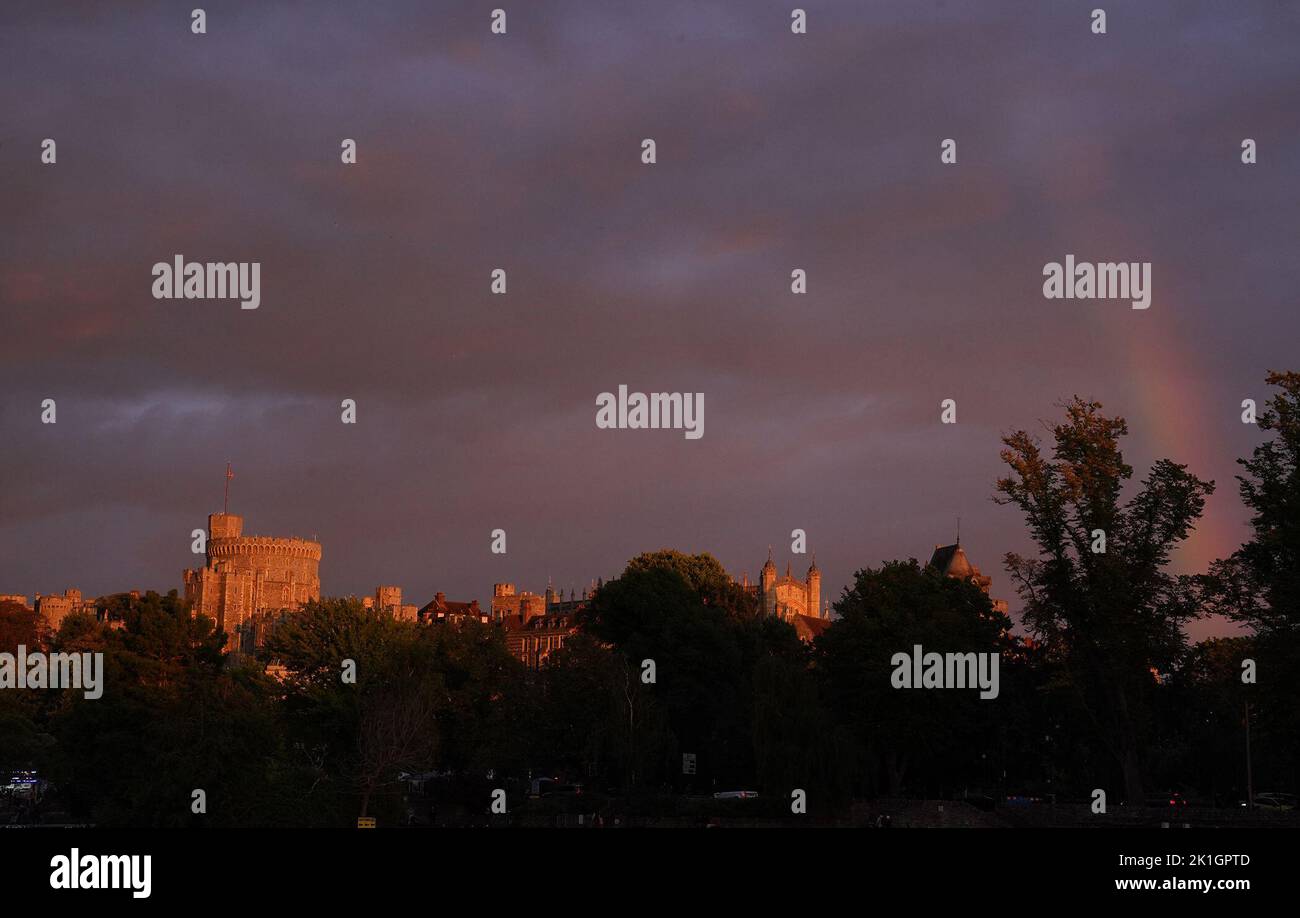 Un arco iris sobre el Castillo de Windsor, Berkshire, al ponerse el sol. Fecha de la foto: Domingo 18 de septiembre de 2022. Foto de stock