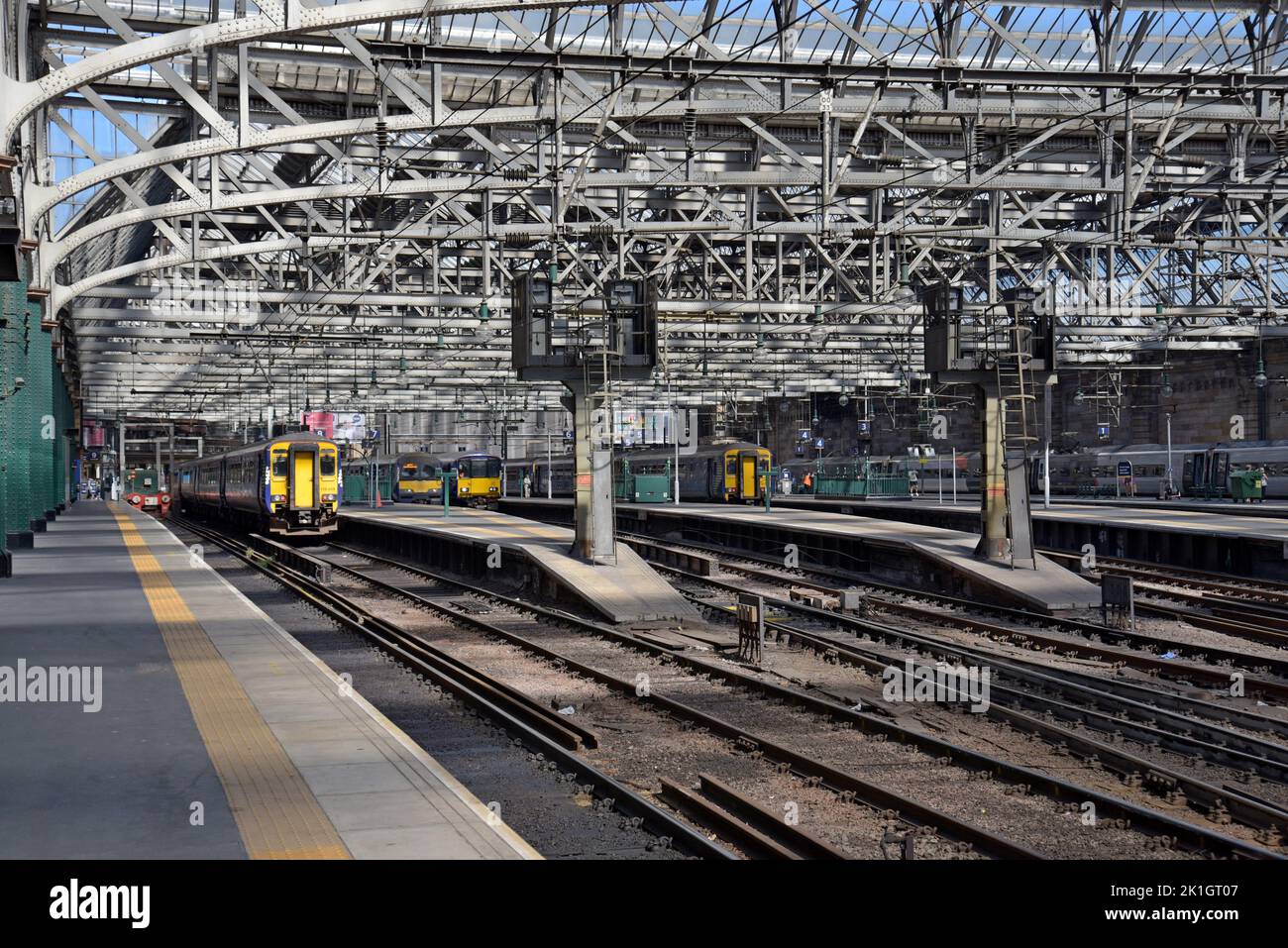 Los trenes Scotrail, incluyendo DMU clase 156 Super Sprinter, se alinearon en las plataformas de la estación central de Glasgow, Escocia, Reino Unido Foto de stock