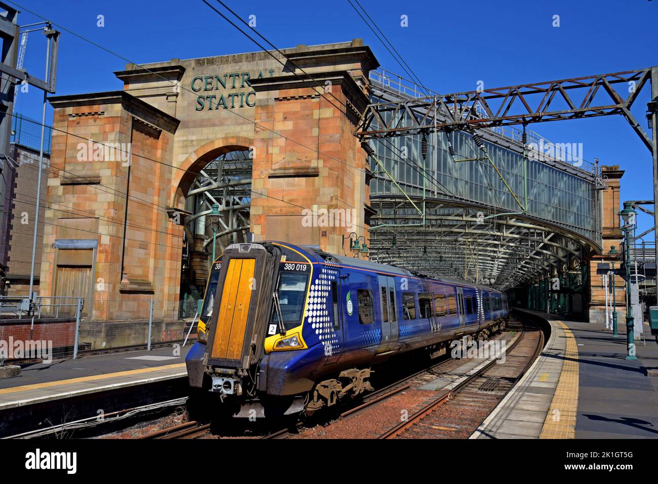 Un tren Siemens clase 380 Desiro Electric sale de Glasgow Central Station, Escocia, Reino Unido Foto de stock