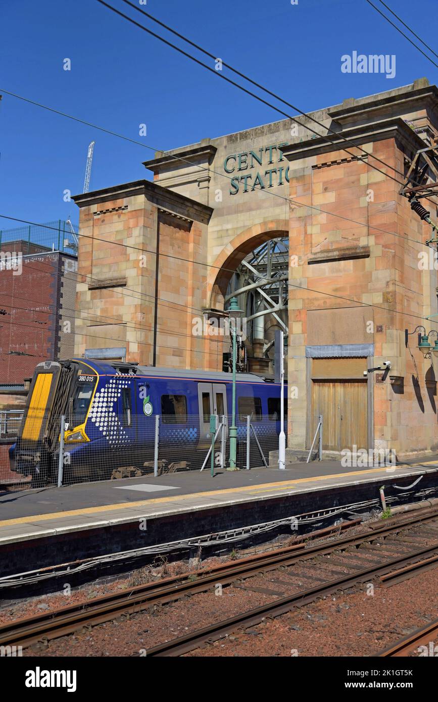 Un tren Siemens clase 380 Desiro Electric sale de Glasgow Central Station, Escocia, Reino Unido Foto de stock