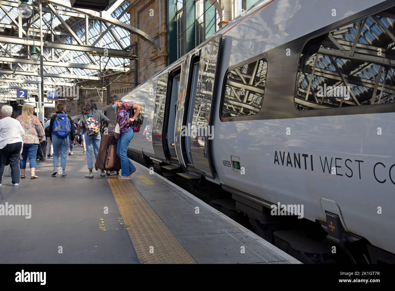 Pasajeros que bajen un tren Avanti West Coast Pendolino que acaban de llegar a la estación central de Glasgow, Escocia, Reino Unido Foto de stock