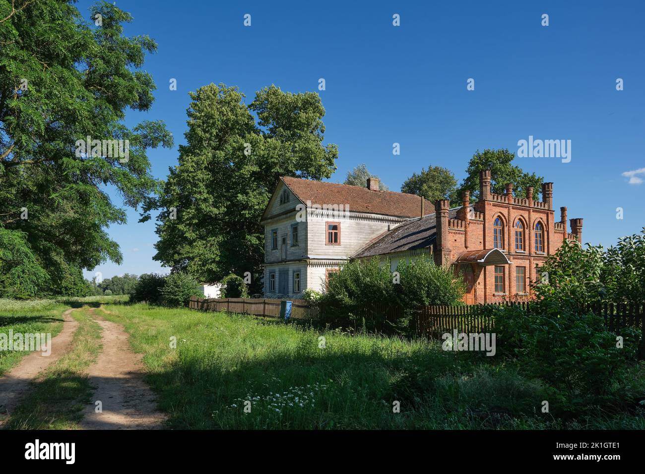 Atracción turística belorussiana - antigua casa Bochvits en el pueblo de Fleryanovo, distrito de Lyakhovichi, región de Brest, Bielorrusia. Foto de stock