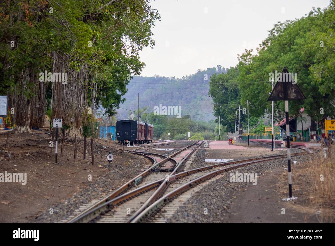 Una vista panorámica de la estación de tren en la plataforma de la estación de la colina de Kalakund pueblo de montaña cerca de Mhow, Indore, Madhya Pradesh en un soleado día de verano. Indio Foto de stock