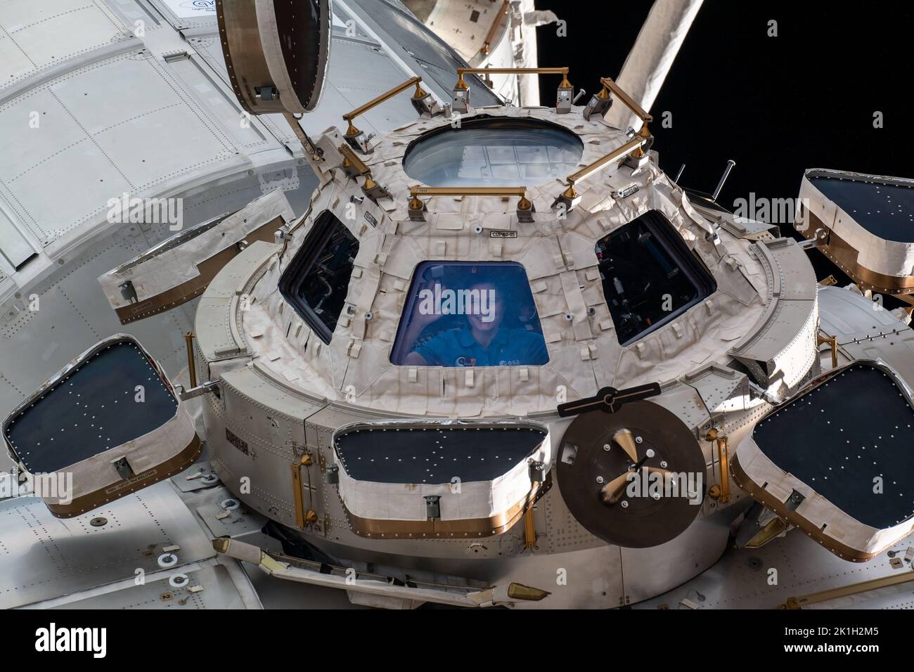 Estación Espacial Internacional, ÓRBITA TERRESTRE. 12 de septiembre de 2022. Samantha Cristoforetti, astronauta de la Agencia Espacial Europea y ingeniero de vuelo de la expedición 67, ondea desde el interior de la cúpula a bordo de la Estación Espacial Internacional, el 12 de septiembre de 2022 en órbita terrestre. Crédito: NASA Johnson/NASA/Alamy Live News Foto de stock