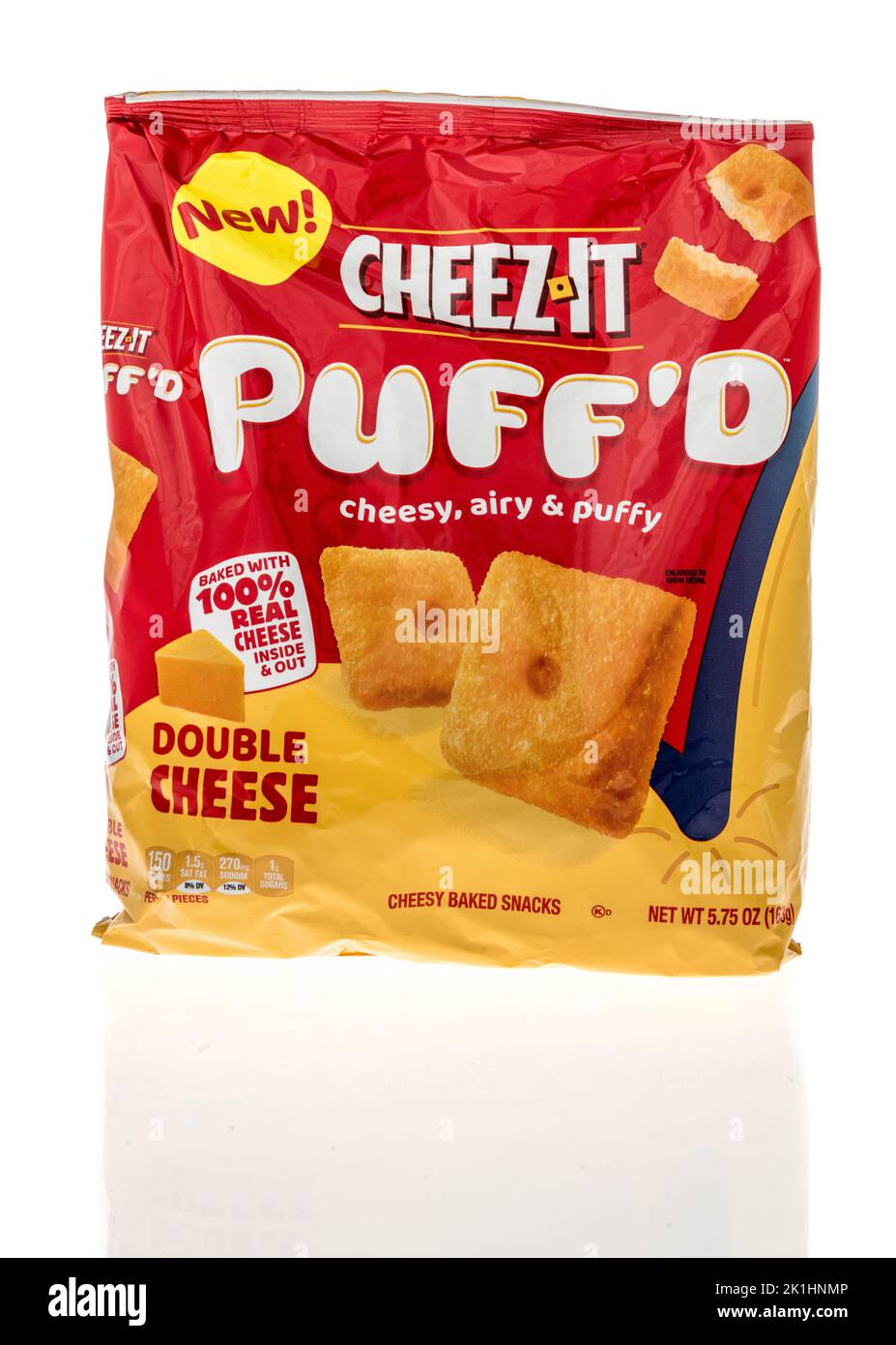 Winneconne, WI - 18 de septiembre de 2022: Un paquete de Cheez que puff'd cheesey, aireado y batido bocadillos horneados sobre un fondo aislado. Foto de stock