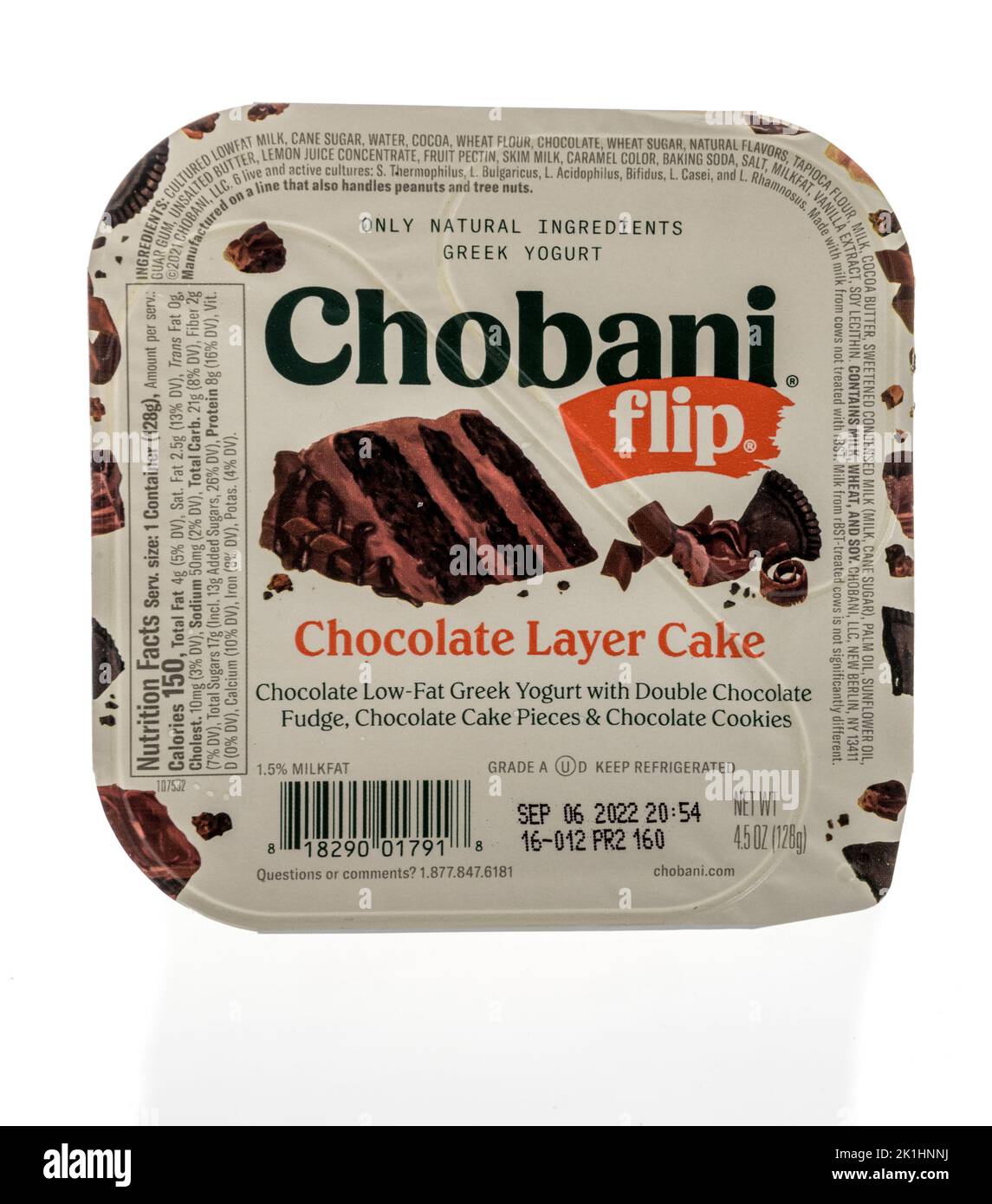 Winneconne, WI - 18 de septiembre de 2022: Un paquete de Chobani flip chocolate capa pastel de yogur griego sobre un fondo aislado. Foto de stock