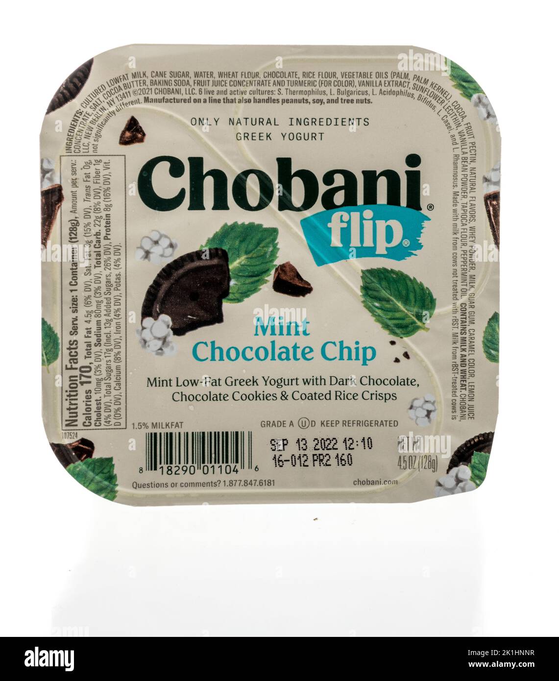Winneconne, WI - 18 de septiembre de 2022: Un paquete de Chobani flip mint chocolate chip griego yogur sobre un fondo aislado. Foto de stock