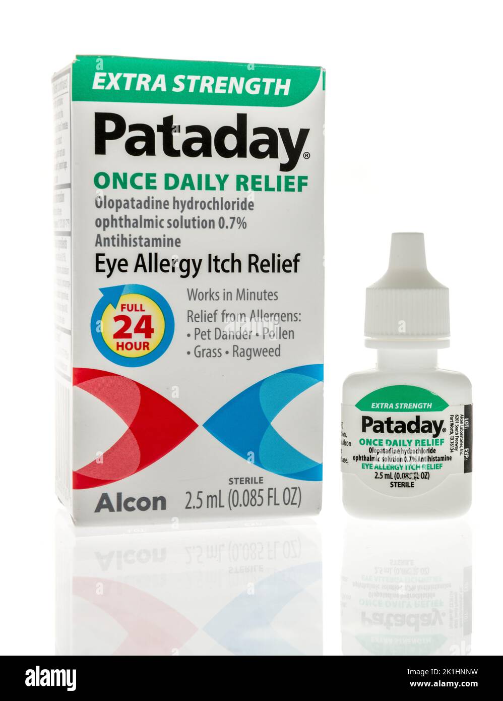 Winneconne, WI - 11 de septiembre de 2022: Un paquete de Alcon Pataday una vez al día gotas oculares de alivio de la picazón alergia a los ojos sobre un fondo aislado. Foto de stock
