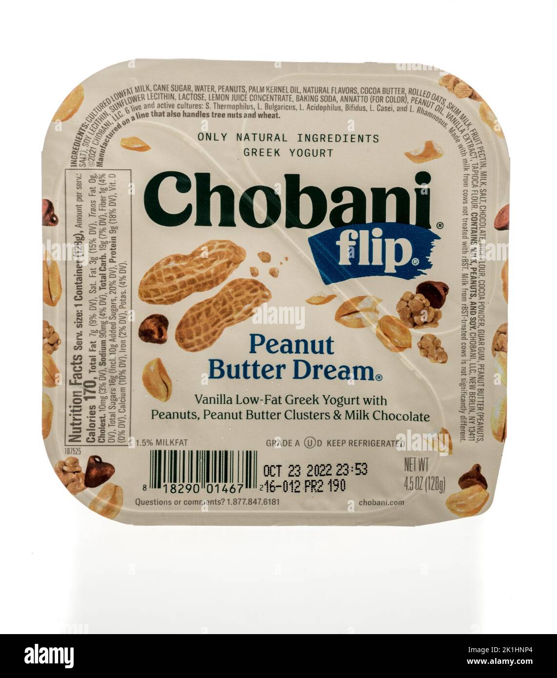 Winneconne, WI - 18 de septiembre de 2022: Un paquete de chobani flip maní mantequilla sueño griego yogur sobre un fondo aislado. Foto de stock