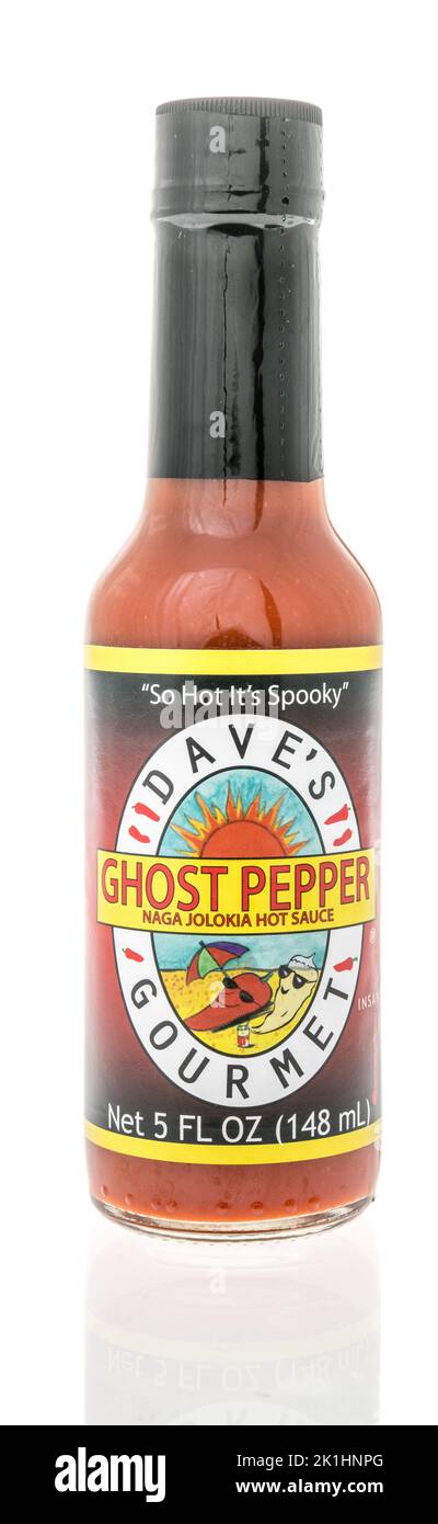 Winneconne, WI - 11 de septiembre de 2022: Una botella de Daves Gorumet salsa picante de pimienta fantasma sobre un fondo aislado. Foto de stock