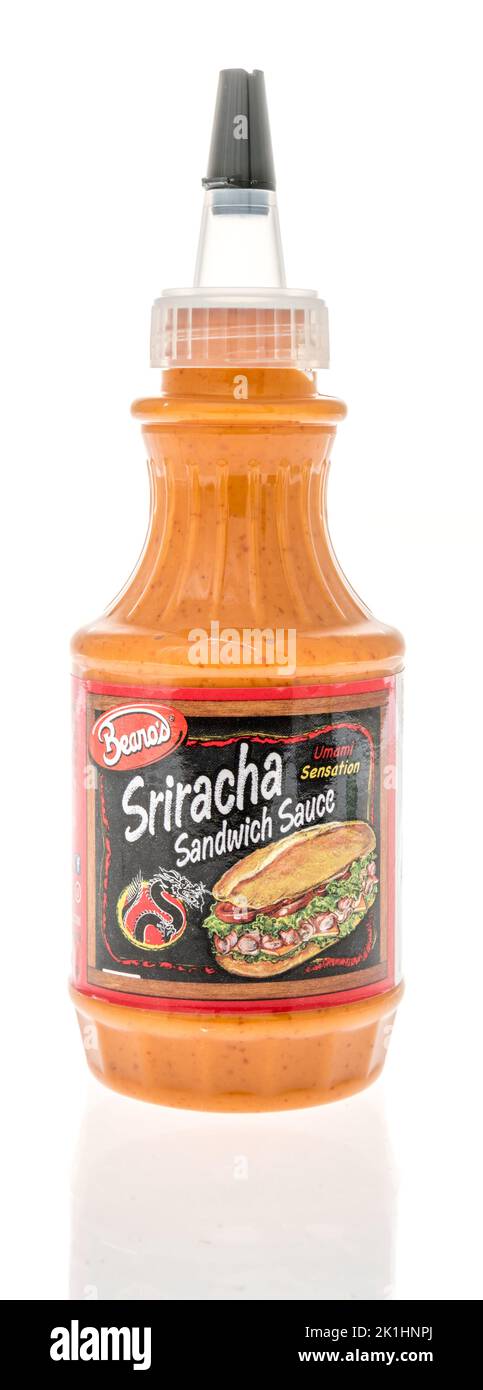 Winneconne, WI - 11 de septiembre de 2022: Una botella de salsa de sándwich de sriracha de Beanos sobre un fondo aislado. Foto de stock