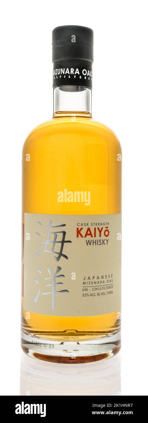 Winneconne, WI - 11 de septiembre de 2022: Una botella de Kaiyo japanese mizunara roble whisky de fuerza sobre un fondo aislado. Foto de stock