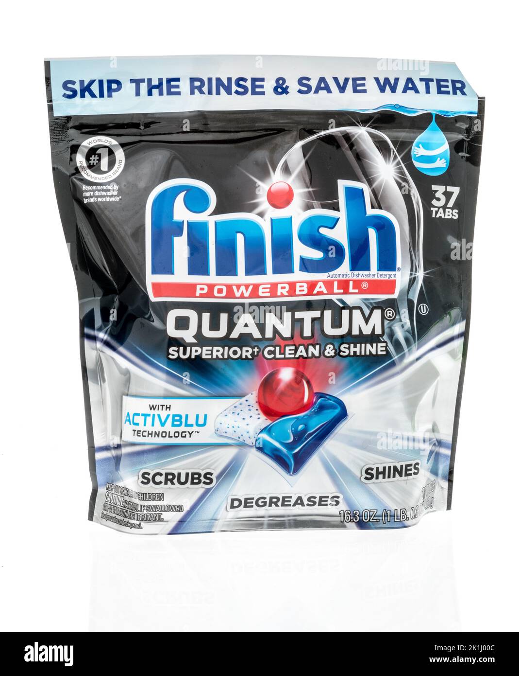 Winneconne, WI - 6 de agosto de 2022: Un paquete de detergente automático para lavavajillas Finish powerball quantum sobre un fondo aislado. Foto de stock