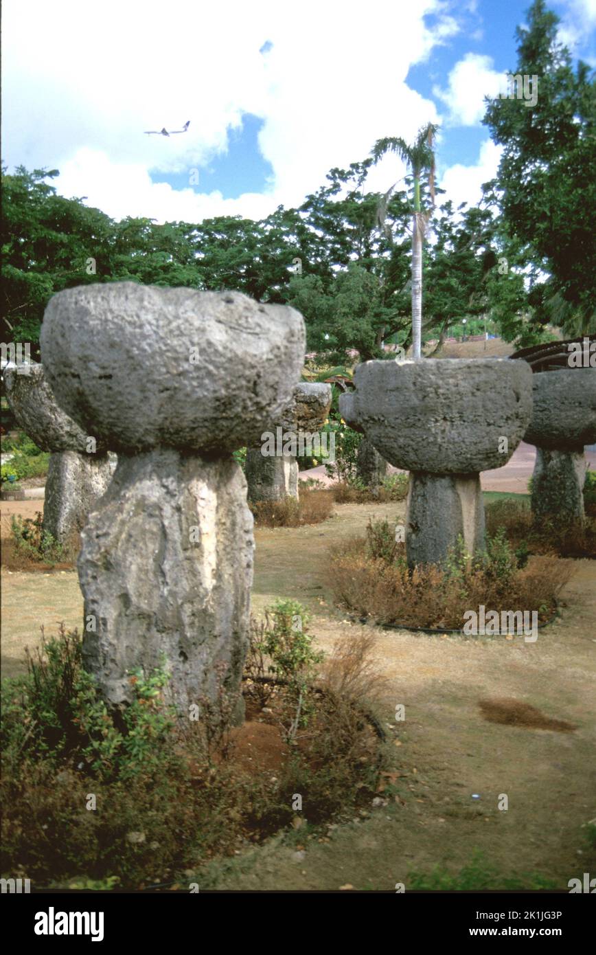 Guam. Quedan pocas pruebas de tiempos preeuropeos, excepto las piedras de latte cubiertas de coral que se han convertido en emblemáticas de Guam Foto de stock