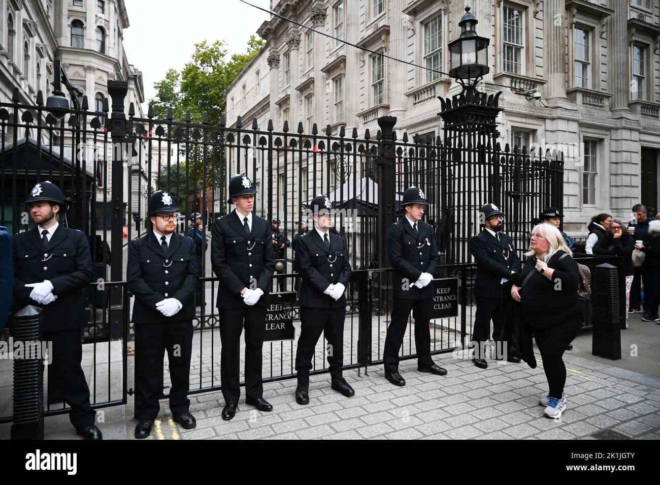 Londres Reino Unido 19th de septiembre de 2022 - La policía fuera de Downing Street mientras las multitudes se reúnen cerca de Parliament Square en Londres para obtener una vista del funeral de la Reina Isabel II : crédito Simon Dack / Alamy Live News Foto de stock