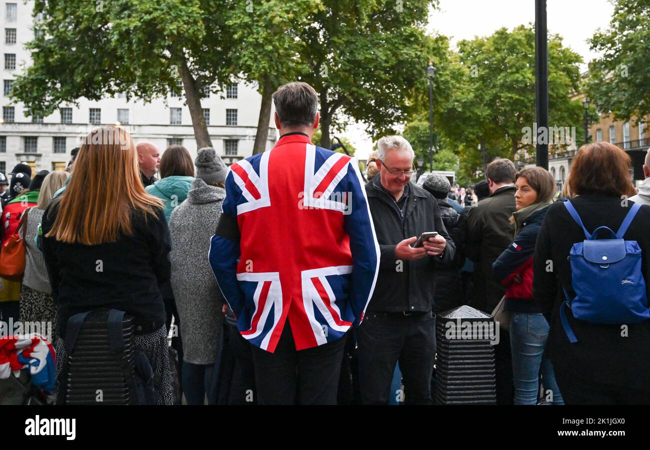 Londres Reino Unido 19th de septiembre de 2022 - Las multitudes se reúnen en Whitehall cerca de Parliament Square en Londres para obtener una vista del funeral de la Reina Isabel II : crédito Simon Dack / Alamy Live News Foto de stock