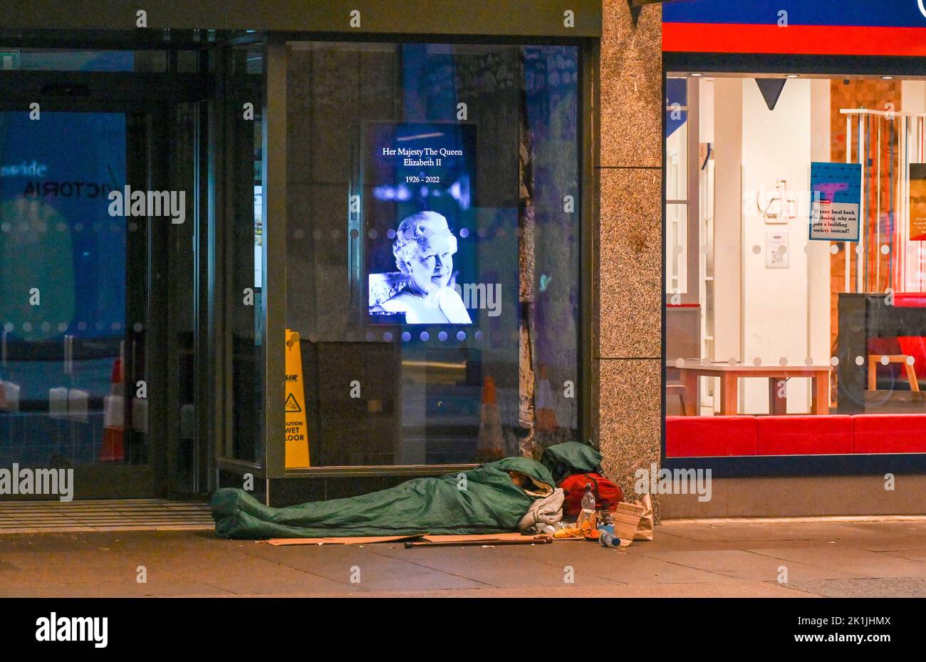 Londres Reino Unido 19th de septiembre de 2022 - Un durmiente áspero debajo de un retrato de la reina mientras las multitudes se reúnen cerca de Parliament Square en Londres para obtener una vista del funeral de la reina Isabel II hoy: Crédito Simon Dack / Alamy Live News Foto de stock