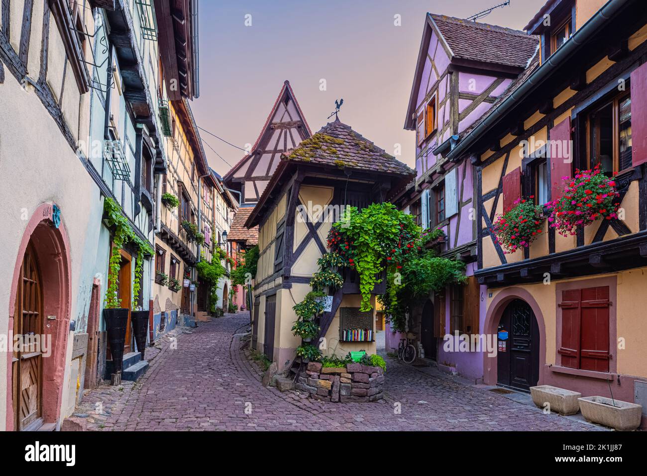 Una tarde de verano en el pueblo de Eguisheim en la Alsacia, Francia. Foto de stock
