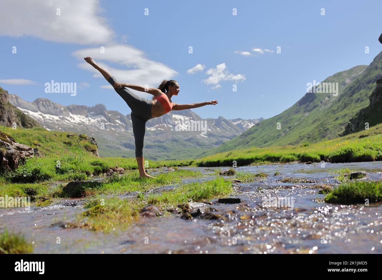 Retrato de cuerpo entero de una mujer en la naturaleza bailando ballet solo Foto de stock