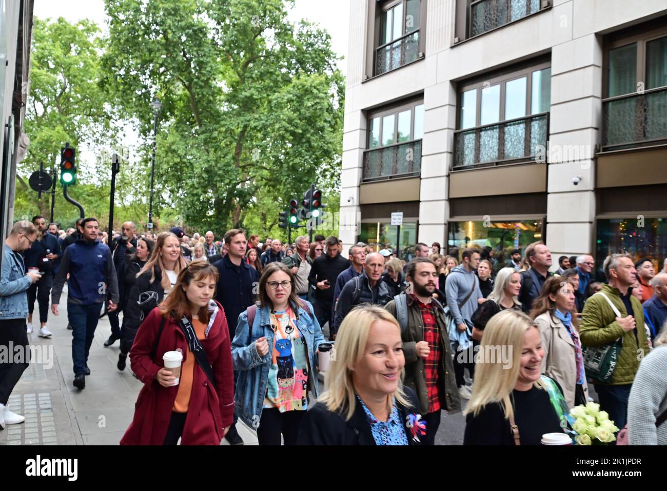 Funeral de Su Majestad la Reina Isabel II, Londres, Reino Unido, lunes 19th de septiembre de 2022. Multitudes de dolientes en la ruta a Hyde Park caminando por Bolton Street. Foto de stock